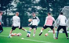 Bsports必一体育-曼城主场惊险战胜伯恩利，保持不败(曼城对战伯恩利)